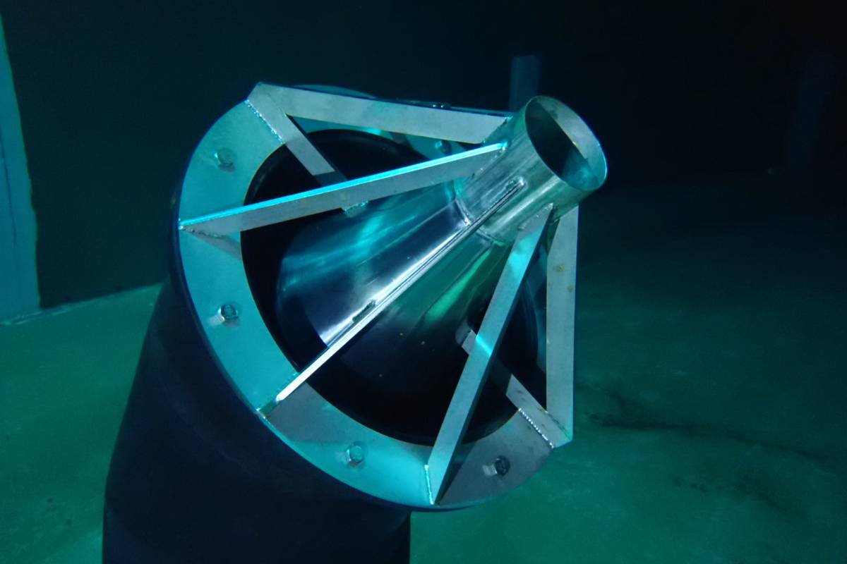 Ram Tube frame with stainless steel bracing, viewed underwater